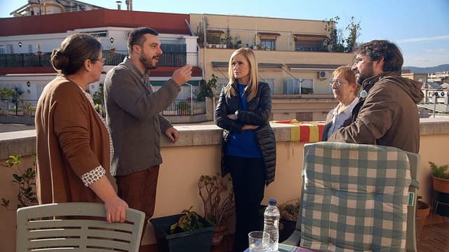 Cristina Cifuentes visita una comunidad de vecinos en Barcelona